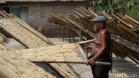 Pekerja menjemur mie di pabrik mie lethek cap Garuda, di bilangan Bantul, Yogyakarta.