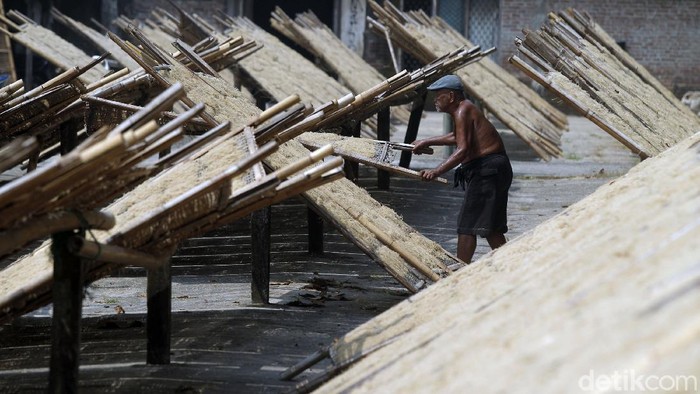 Pembuatan mie Lethek di Dusun Bendo, Srandakan, Bantul, D I Yogyakarta, masih dilakukan secara tradisional. Proses produksi masih menggunakan bantuan sapi.