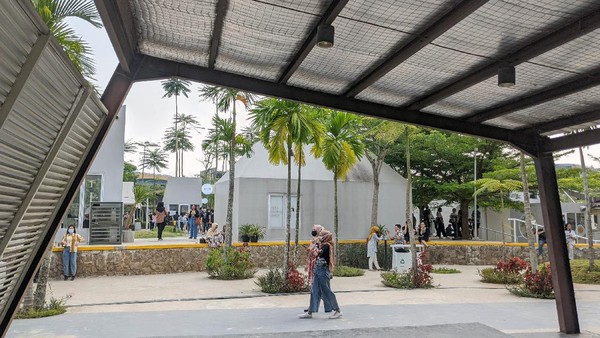 Selanjutnya ada Kumulo Creative Compound. Berlokasi di The Breeze BSD City, Tangerang Selatan, Kumulo Creative Compound adalah sebuah creative compound yang berada di lahan terbuka yang luas dan didesain menarik serta super aesthetic. Â Selanjutnya ada Kumulo Creative Compound. Berlokasi di The Breeze BSD City, Tangerang Selatan, Kumulo Creative Compound adalah sebuah creative compound yang berada di lahan terbuka yang luas dan didesain menarik serta super aesthetic. Â