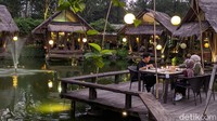 Berlokasi di Bintaro Sektor 7, Tangerang Selatan, restoran ini menawarkan suasana makan lesehan dipinggir kolam, cocok untuk makan besar keluarga. Kolam ikan super besar dan pohon-pohon rindangnya membuat suasana makin asri, dijamin untuk sesaat kamu akan lupa hiruk pikuk kota Jakarta.  