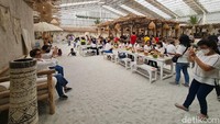Pengunjung menikmati akhir pekan di restoran Hey Beach di Alam Sutera, Tangerang Selatan.  