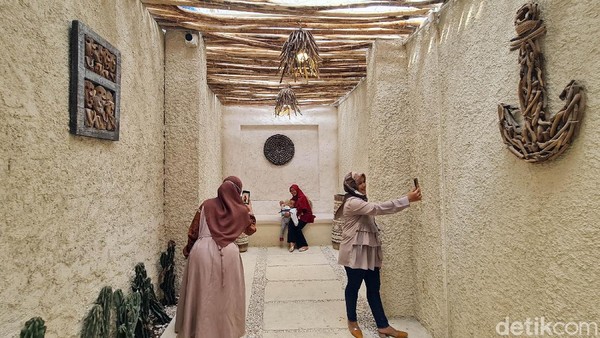 Suasana Bali memang sangat terasa di Hey Beach. Mulai dari suasana di lorong menuju restoran, mengingatkan kita akan beach hut dengan suasana serupa di Bali. Â Suasana Bali memang sangat terasa di Hey Beach. Mulai dari suasana di lorong menuju restoran, mengingatkan kita akan beach hut dengan suasana serupa di Bali. Â