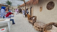 Masuk ke dalamnya, suasana beach hut makin terasa lewat hadirnya pasir pantai yang disebar merata di seluruh area restoran. Hal itu juga didukung oleh interior restoran yang dibuat bergaya serupa.  