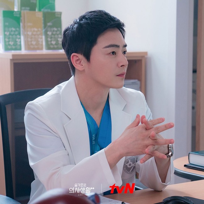 Jo Jung Suk masih menjadi perbincangan setelah membintangi Hospital Playlist. Sang aktor dikabarkan memulai syuting film The Land of Happiness bersama Yoo Jae Myung dan Lee Sun Gyun. Foto: dok. tvN