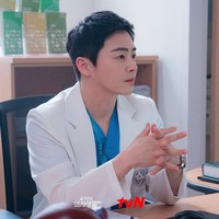 Jo Jung Suk masih menjadi perbincangan setelah membintangi Hospital Playlist. Sang aktor dikabarkan memulai syuting film The Land of Happiness bersama Yoo Jae Myung dan Lee Sun Gyun. Foto: dok. tvN