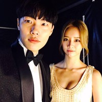 Hyeri dan Ryu Jun Yeol terlibat cinta lokasi setelah menyelesaikan syuting drama Korea Reply 1988. Hubungan keduanya bermula pada 2016 namun baru terungkap setahun berikutnya. Keduanya sempat diisukan putus karena Hyeri terlihat mesra dengan lawan mainnya Jang Ki Yong. Foto: dok. Twitter