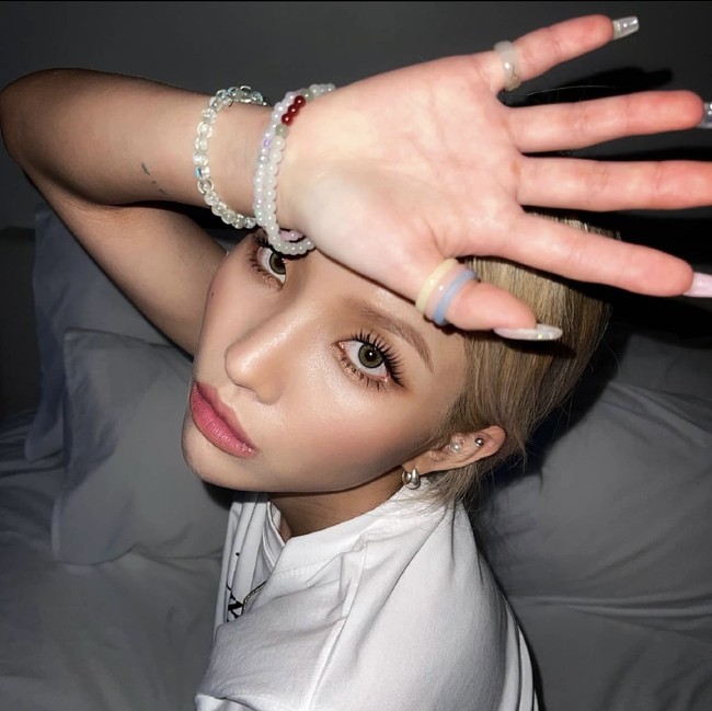 Baru-baru ini, Soyeon (G)I-DLE membuka akun Instagram (@tiny.pretty.j) dan tak ragu pamer tato. Dari keempat tatonya, ia menunjukkan ukiran gelombang suara dan sandi “~ . ~” Foto: dok. Instagram tiny.pretty.j