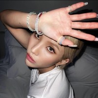 Baru-baru ini, Soyeon (G)I-DLE membuka akun Instagram (@tiny.pretty.j) dan tak ragu pamer tato. Dari keempat tatonya, ia menunjukkan ukiran gelombang suara dan sandi “~ . ~” Foto: dok. Instagram tiny.pretty.j