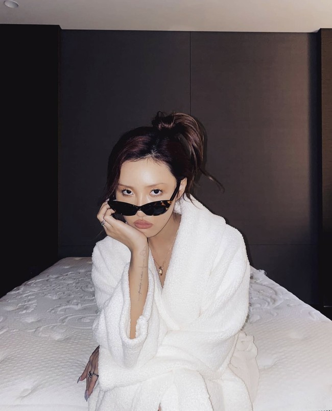 Hwasa MAMAMOO memiliki empat tato, termasuk tulisan “Maria” dan “resonance.” Namun, yang paling sering terlihat ialah tato “paradise is where you are” dan logo triquetra. Foto: dok. Instagram _mariahwasa