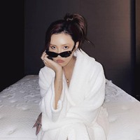 Hwasa MAMAMOO memiliki empat tato, termasuk tulisan “Maria” dan “resonance.” Namun, yang paling sering terlihat ialah tato “paradise is where you are” dan logo triquetra. Foto: dok. Instagram _mariahwasa