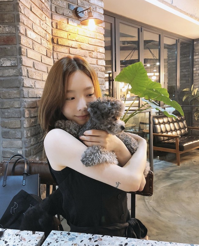 Koleksi tato milik Taeyeon Girls’ Generation mencapai sepuluh. Ia telah menuliskan kata “purpose”, “cool”, hingga “serenity” dengan font kecil yang simpel dan aesthetic. Foto: dok. Instagram taeyeon_ss