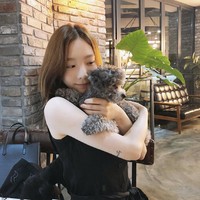 Koleksi tato milik Taeyeon Girls’ Generation mencapai sepuluh. Ia telah menuliskan kata “purpose”, “cool”, hingga “serenity” dengan font kecil yang simpel dan aesthetic. Foto: dok. Instagram taeyeon_ss