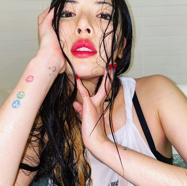 HyunA memiliki sejumlah tato berukuran kecil dengan desain kekinian. Ia sempat memamerkan tato emoji warna-warni dan tulisan “like” lewat postingan Instagram (@hyunah_aa). Foto: dok. Instagram hyunah_aa