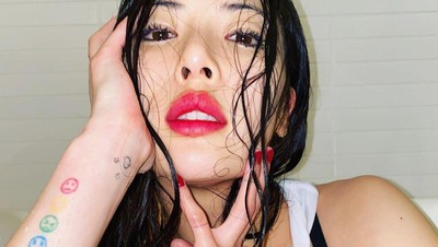 8 Potret Idol KPop Wanita Tak Ragu Pamer Tato, HyunA Hingga Hwasa MAMAMOO