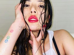 8 Potret Idol KPop Wanita Tak Ragu Pamer Tato, HyunA Hingga Hwasa MAMAMOO