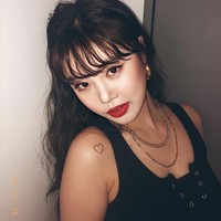 Soojin (G)I-DLE punya delapan tato termasuk tulisan “1849”, “self love is the best love” dan “blue.” Ia juga memiliki tato persahabatan bergambar hati yang paling disukainya. Foto: dok. Twitter