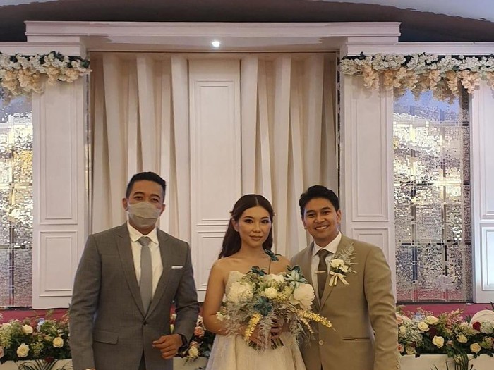 Ini sepasang pengantin yang dekorasi acaranya basah diguyur hujan. Ini sepasang pengantin yang dekorasi acaranya basah diguyur hujan.