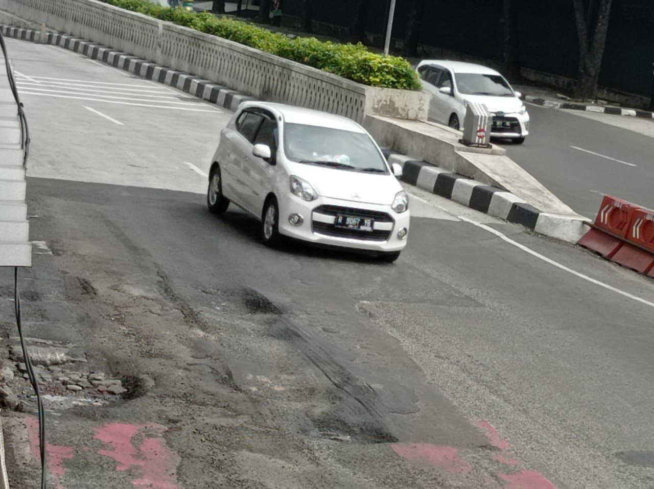 Jalan bus atau busway di Halte Kuningan Timur arah Monas rusak.