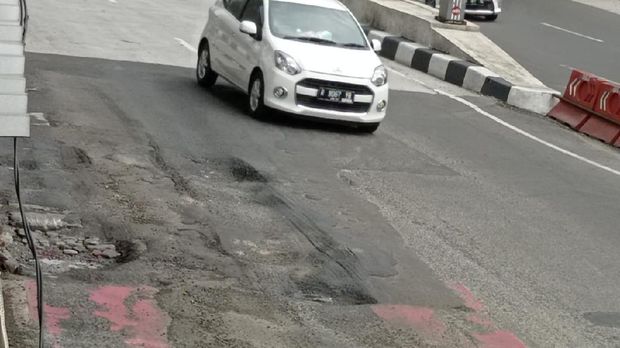 Jalan bus atau busway di Halte Kuningan Timur arah Monas rusak.