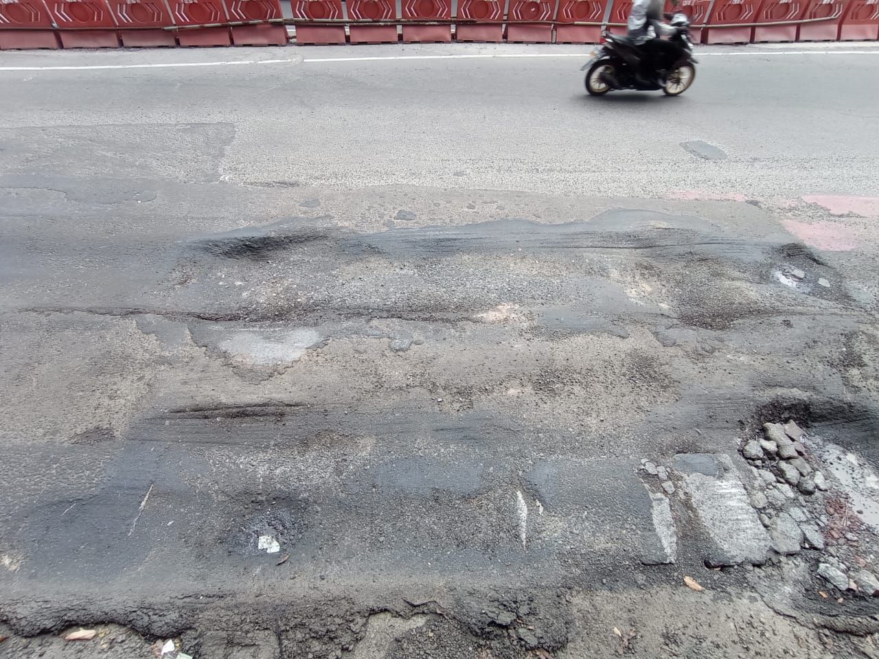 Jalan bus atau busway di Halte Kuningan Timur arah Monas rusak.
