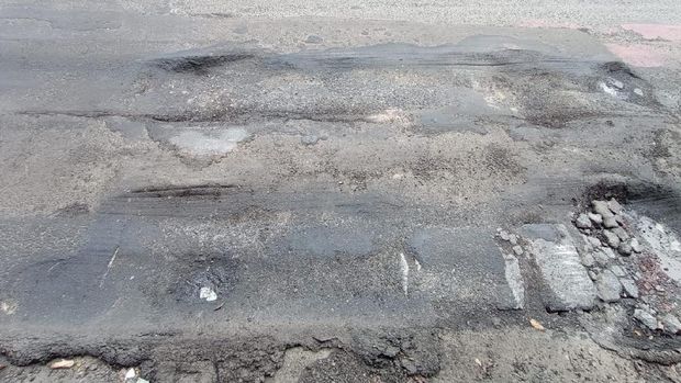 Jalan bus atau busway di Halte Kuningan Timur arah Monas rusak.