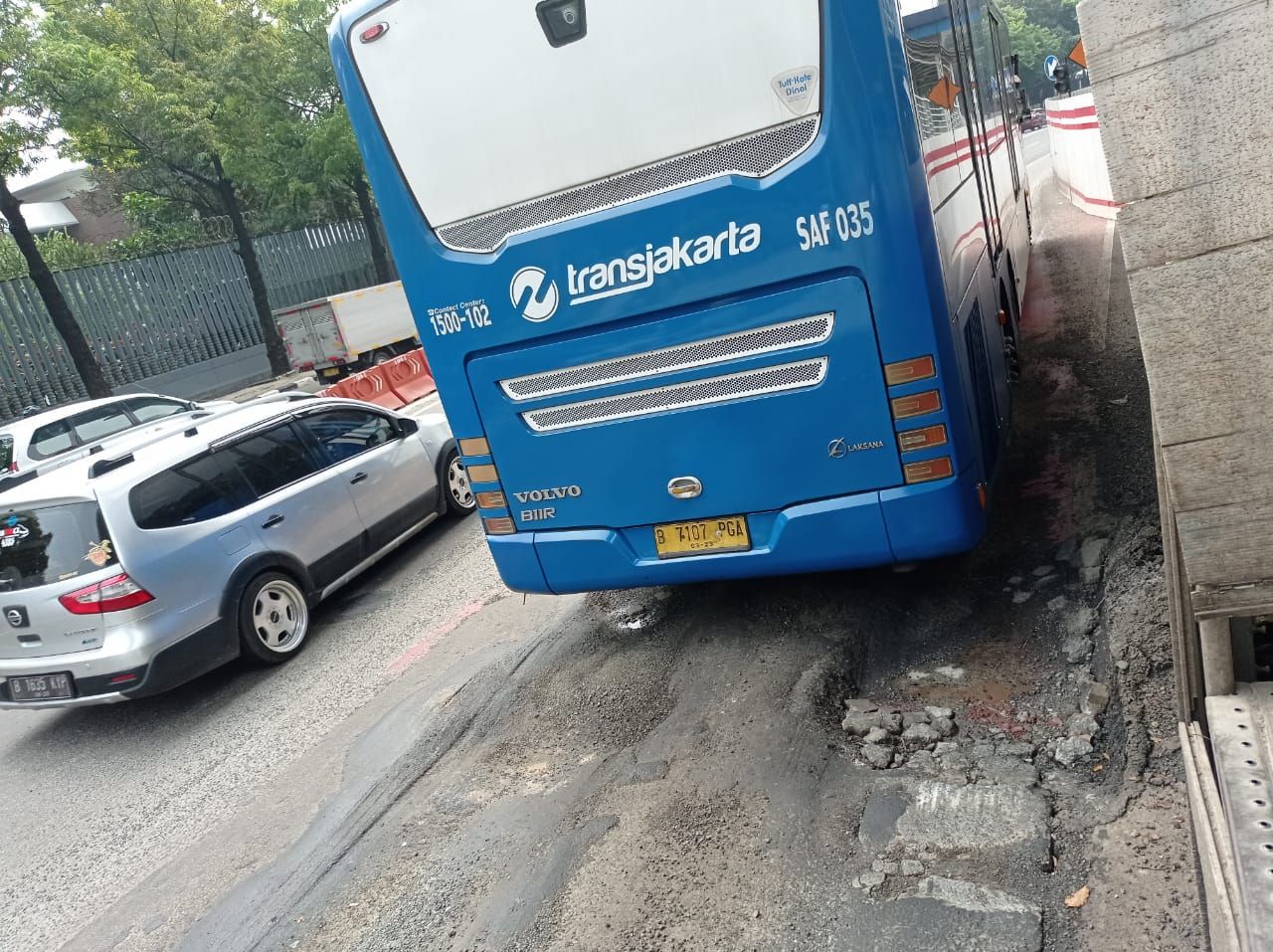 Jalan bus atau busway di Halte Kuningan Timur arah Monas rusak.