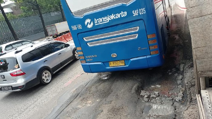 Jalan bus atau busway di Halte Kuningan Timur arah Monas rusak.