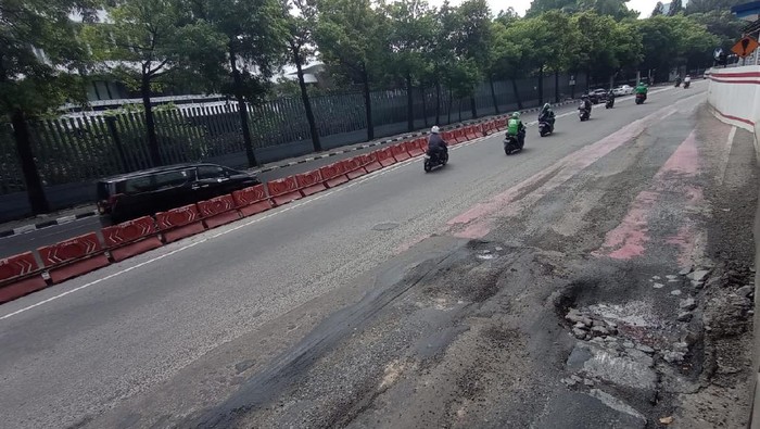 Jalan bus atau busway di Halte Kuningan Timur arah Monas rusak.