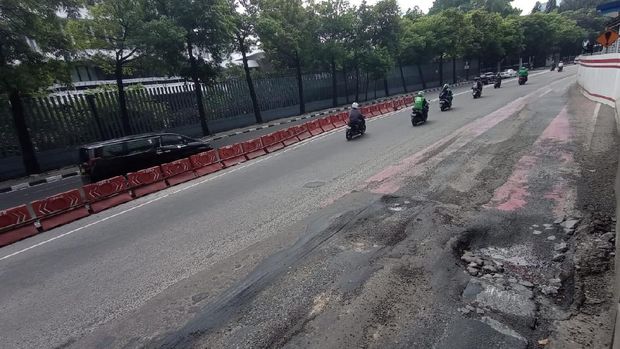 Jalan bus atau busway di Halte Kuningan Timur arah Monas rusak.