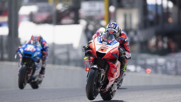 SCARPERIA, ITALY - MAY 30: Johann Zarco of France and Pramac Racing lifts the front wheel during the MotoGP race during the MotoGP Of Italy - Race at Mugello Circuit on May 30, 2021 in Scarperia, Italy. (Photo by Mirco Lazzari gp/Getty Images)