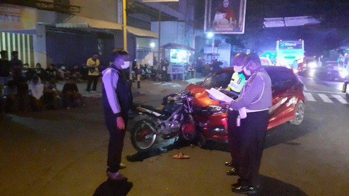 Tabrakan frontal terjadi antara mobil dengan sepeda motor di Jalan Raya Tulungagung-Blitar. Kecelakaan tersebut menewaskan satu orang di lokasi kejadian.