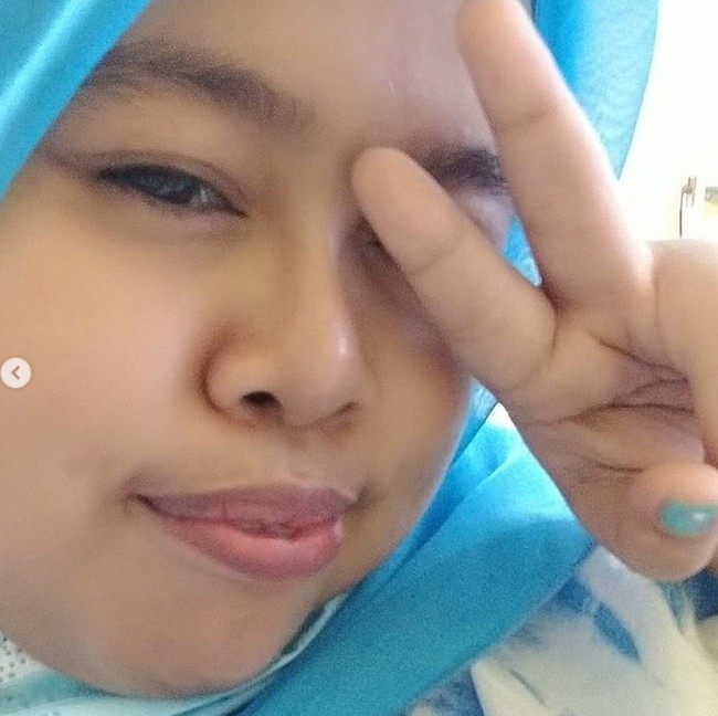 Ada yang berbeda tp apa ya , makasih @athena.surabaya yang membuatku semakin percaya diri, begitu keterangan fotonya.  Foto: dok. Instagram