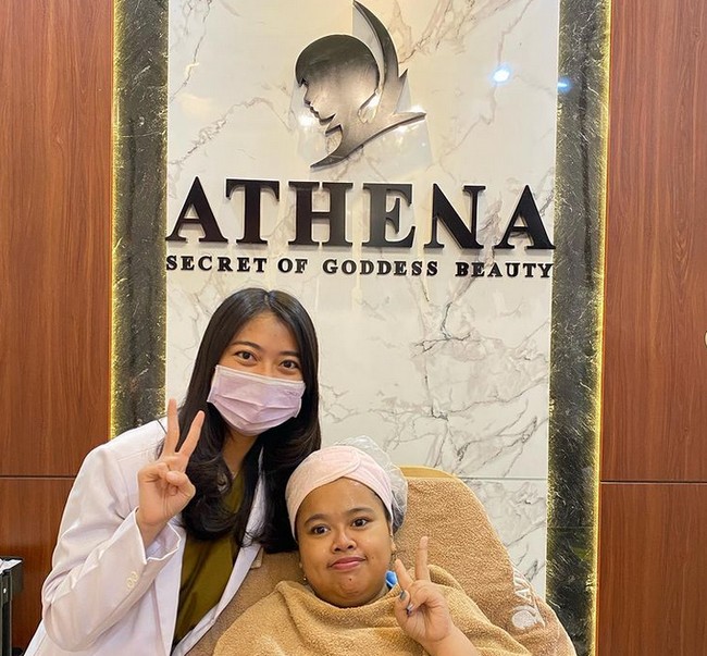 Beauty vlogger yang kerap jadi sensasi di internet itu melakukan filler hidung di salah satu klinik kecantikan di Surabaya.  Foto: dok. Instagram