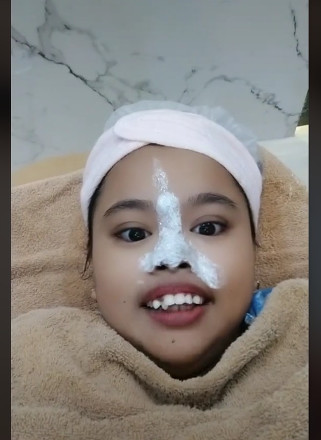 Beginilah proses saat hidung Kekeyi dioleskan krim anastesi sebelum di-filler Foto: dok. Instagram
