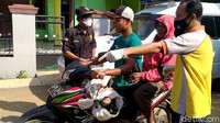 Diketahui, razia masker gencar dilakukan di sejumlah daerah Indonesia, termasuk Kabupaten Pemalang sebagai upaya menekan lonjakan kasus COVID-19 pascalebaran. Sejumlah warga di Kabupaten Pemalang pun terjaring razia karena abai menerapkan protokol kesehatan, yakni tak mengenakan masker.
