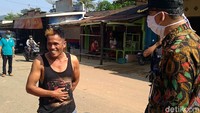 Selain itu, ada pula warga yang memilih untuk membaca Al Fatihah saat terjaring razia masker di Kabupaten Pemalang.  