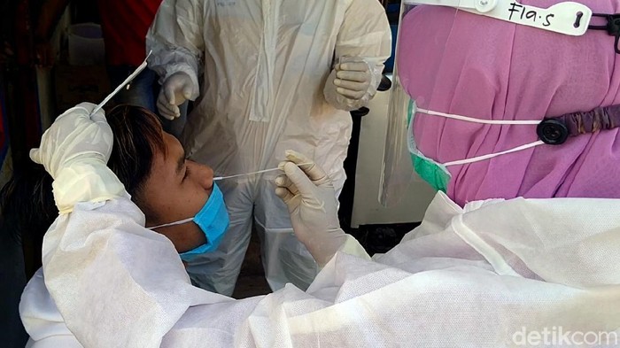 Razia masker gencar dilakukan di Pemalang. Ada sejumlah hukuman yang diberikan pada pelanggar mulai dari membaca Al-Fatihah, menghapal Pancasila hingga push up.