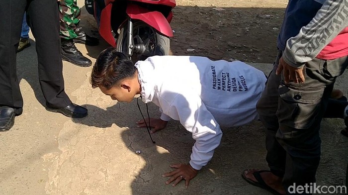 Kena Razia Masker, Warga di Pemalang Dihukum Baca Al Fatihah-Push Up Razia masker gencar dilakukan di Pemalang. Ada sejumlah hukuman yang diberikan pada pelanggar mulai dari membaca Al-Fatihah, menghapal Pancasila hingga push up.