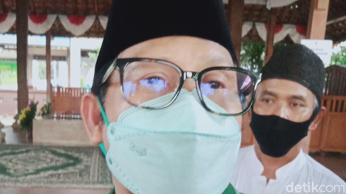 Ketum PKB Muhaimin Iskandar atau Cak Imin ziarah ke makam pendiri Ponpes Al-Muttaqien Pancasila Sakti, Kiai Muslim Rifai Imampuro atau Mbah Liem  di Klaten, Jumat (4/6/2021).
