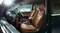 Untuk interiornya, Land Cruiser Prado edisi spesial menggunakan lapisan kulit Saddle Tongue berkelir coklat yang membalut bagian jok, bantalan lutut hingga panel pintu. Selain itu hadir sentuhan trim berwarna perak brushed pada bagian dasbor di kursi penumpang depan. Foto: Toyota Jepang