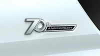 Ada sejumlah opsi tambahan lain dari Toyota, calon pembeli bisa mendapatkan lencana bertuliskan 70th Anniversary yang akan menempel di body mobil. Foto: Toyota Jepang