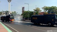 Terpisah Bupati Kudus HM Hartopo menambahkan telah menerbitkan surat edaran imbauan kepada masyarakat agar di rumah saja pada hari Sabtu dan Minggu besok. Langkah tersebut dilakukan guna mencegah penyebaran virus Corona di Kudus yang tengah melonjak.