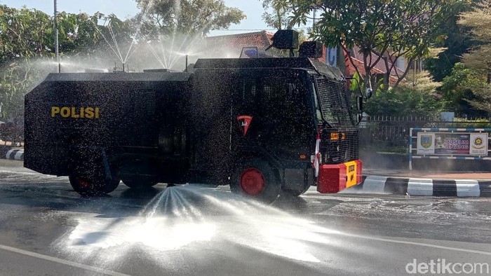 Kabupaten Kudus, Jateng, masuk daftar zona merah COVID-19 di Indonesia. Guna menanggulangi pandemi di sana, jalanan di Kudus pun disemprot disinfektan.