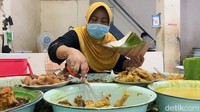 Gunting menjadi ‘senjata’ utama Mbak Tum dalam meracik nasi gudeg. Ia menggunakan gunting untuk memotong lauk seperti koyor, aneka jeroan ayam, dan jeroan sapi.
