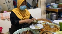 Mbak Tum mengatakan pengunjung bisa memilih mau makan lauk dengan nasi atau lontong.