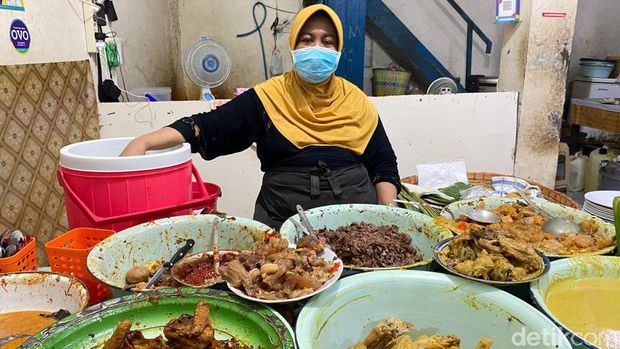 Mbak Tum: Gudeg Koyor dan Lontong Opor Enak di Semarang Sejak 1991
