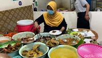 Sosok peraciknya adalah Mbak Tum yang masih ikut melayani pesanan sampai sekarang. Mbak Tum terlihat cekatan meracik nasi gudeg dari lauk-lauk di baskom.