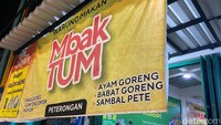 Gudeg Koyor Mbak Tum termasuk kuliner legendaris Semarang karena sudah ada sejak 1991. Buka hingga sore hingga tengah malam, warung makan ini selalu laris diburu.