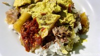 Saat sudah dipadukan dengan nasi, seperti ini tampilan nasi gudeg koyor. Kuah kuningnya gurih mlekoh!