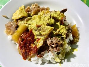 Mbak Tum: Gudeg Koyor dan Lontong Opor Enak di Semarang Sejak 1991